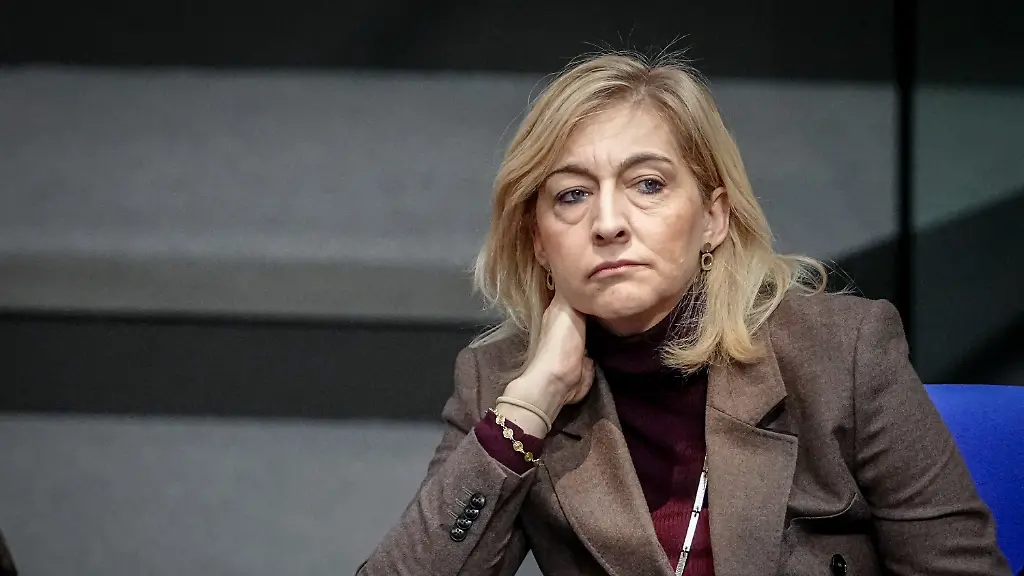 Nina-Warken-CDU-Bundesministerin-fuer-Gesundheit-nimmt-im-Plenarsaal-des-Bundestags-an-der-voraussichtlich-letzten-Sitzung-vor-Weihnachten-und-dem-Jahreswechsel-teil