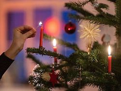 Rheinland-Pfalz & Saarland: Vater verletzt sich beim Löschen von Weihnachtsbaum schwer