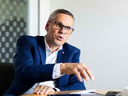 Niedersachsen & Bremen: IG Metall: Ohne klare Linie stockt der E-Auto-Markt