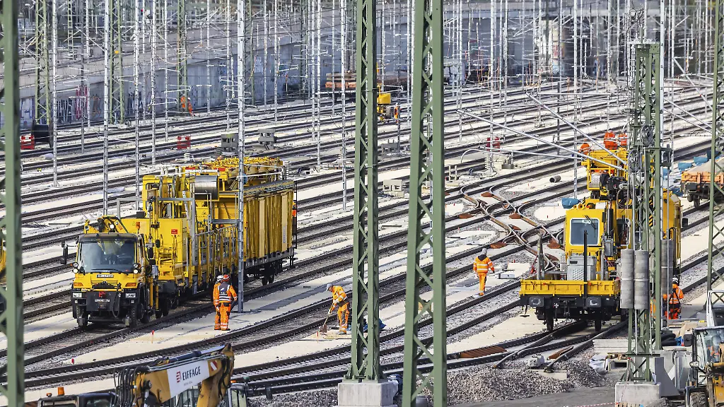 Gleisbautrupps-mit-Arbeitszug-Neuer-Abstellbahnhof-Untertuerkheim-Im-Zuge-von-Stuttgart-21-wird-der-Zugverkehr-neu-geordnet-Unter-anderem-entstehen-33-Abstellgleise-Kritische-Infrastruktur-der-Bahn-mit-Bahngleisen-und-Oberleitungen-Symbolfoto