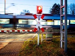 Niedersachsen & Bremen: Auto gerät teils auf Gleise – Zug kann nicht mehr stoppen