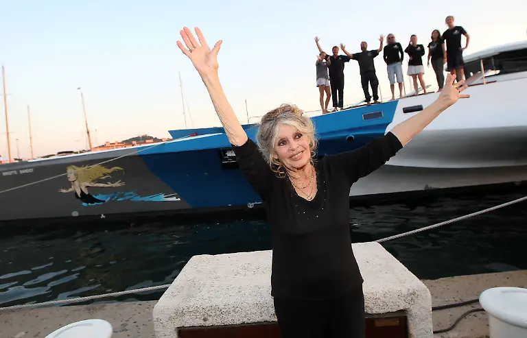 Info-After-10-years-of-action-at-sea-the-Brigitte-Bardot-trimaran-leaves-the-Sea-Shepherd-fleet-Exclusive-For-Germany-Call-For-Price-No-Web-No-Blog-Brigitte-Bardot-poses-with-the-crew-of-Brigitte-Bardot-Sea-Shepherd-the-famous-intervention-trimaran-of-the-environmentalist-organization-in-the-port-of-Saint-Tropez-September-26-2014-on-a-3-day-stopover-two-days-shy-of-her-80th-birthday-Its-been-at-least-ten-years-since-she-last-appeared-in-public-in-the-Tropezian-port-Exclusive-For-Germany-Call-For-Price-No-Web-No-Blog-Use-Brigitte-Bardot-pictured-with-the-Brigitte-Bardot-Sea-Shepherd-vessel-the-famous-intervention-of-the-ecologist-organizations-trimaran-on-the-Saint-Tropez-harbour-on-September-26-2014-in-stopover-for-3-days-two-bef-PUBLICATIONxNOTxINxFRAxUKxUSAxAUSxBEL-Copyright-xPhilippexArnassanx-xNicexMatinx-xBestimagexPhilippexArnassanx-xNicexMatinx-xBestimagex