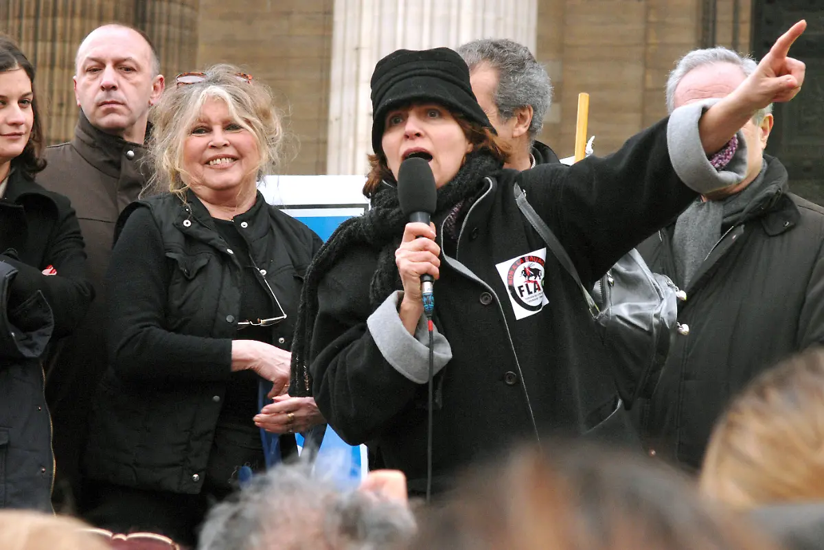 Brigitte-Bardot-Supports-Animal-Rights-Demonstration-Paris-French-actress-and-known-animal-rights-activist-Brigitte-Bardot-attends-an-animal-rights-demonstration-held-in-front-of-the-Pantheon-in-Paris-France-on-March-24-2007-Photo-by-Nicolas-Khayat-ABACAPRESS