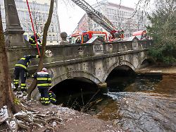 Münchner Surf-Szene empört: Feuerwehr greift im Eisbachwellen-Streit durch