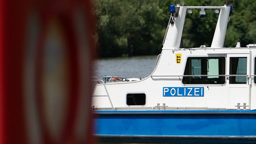 Die-Feuerwehr-und-die-Wasserschutzpolizei-uebergaben-die-Geretteten-dem-Rettungsdienst