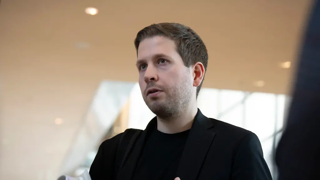 Kevin-Kuehnert-bei-einem-Pressestatement-am-Rande-der-212-Sitzung-des-Deutschen-Bundestages-im-Reichstagsgebaeude-Berlin-11-02