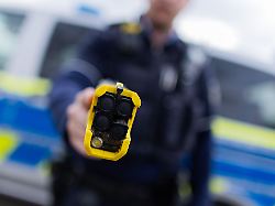 Nordrhein-Westfalen: Mann schlägt mit Axt auf Autos und Schaufenster ein