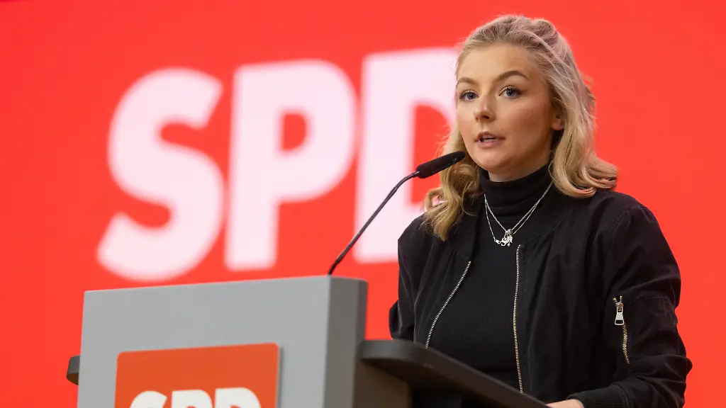 Sophie-Ringhand-Vorsitzende-der-Thueringer-Jusos-spricht-beim-Landesparteitag-der-SPD-Thueringen-Die-Delegierten-wollen-einen-Leitantrag-zu-Zukunftsausgaben-verabschieden
