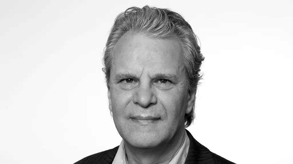 Der-Schauspieler-Peter-Sattmann-bei-einem-Fototermin-zum-Film-1-0-fuer-das-Glueck-am-26-03-2008-Peter-Sattmann-ist-im-Alter-von-77-Jahren-gestorben-Das-teilte-die-Kuenstleragentur-Tom-Produkt-unter-Berufung-auf-Sattmanns-Ex-Partnerin-Katja-Riemann-der-Nachrichtenagentur-dpa-mit