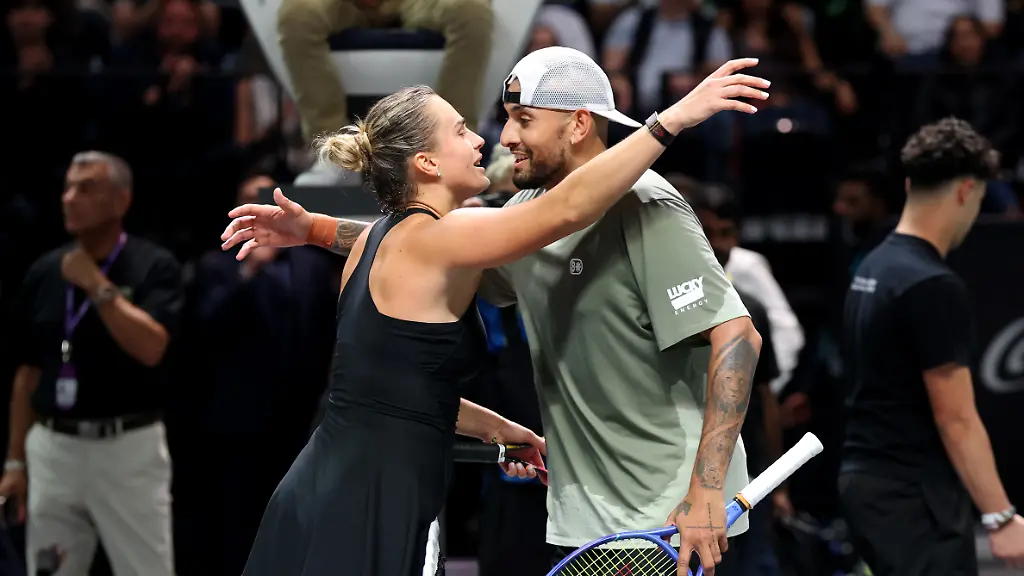 Tennis-Battle-of-the-Sexes-Aryna-Sabalenka-Belarus-Nick-Kyrgios-Australien-Coca-Cola-Arena-Aryna-Sabalenka-und-Nick-Kyrgios-umarmen-sich-am-Netz-nach-dem-Battle-of-the-Sexes-Match