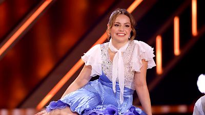 Haare ab zum Jahreswechsel: Christina Hänni überrascht mit neuem Look für  2026 - ntv.de