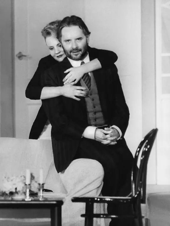 Uwe-Kokisch-und-Swetlana-Schoenfeld-in-dem-Theaterstueck-Die-Cocktail-Party-von-T-S-Eliot-Berlin-Maxim-Gorki-Theater-November-1990