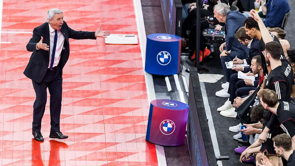 Svetislav-Pesic-Headcoach-FC-FC-Bayern-Munich-gestikuliert-in-Richtung-der-Bank-easyCredit-Basketball-Bundesliga-Bundesliga-FC-FC-Bayern-Munich-Vet-Concept-Gladiators-Trier-Muenchen-SAP-Garden-am-28-12