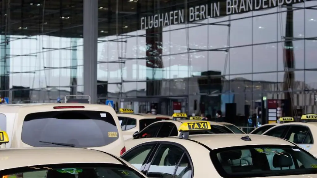 Taxifahrer-haben-bei-einem-Protest-am-Flughafen-BER-ihre-Autos-vor-dem-Terminal-1-abgestellt