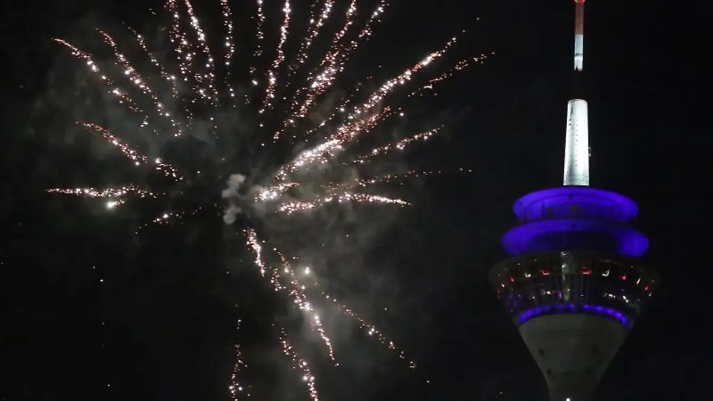 Eine-Silvesterrakete-explodiert-vor-dem-Duesseldorfer-Rheinturm