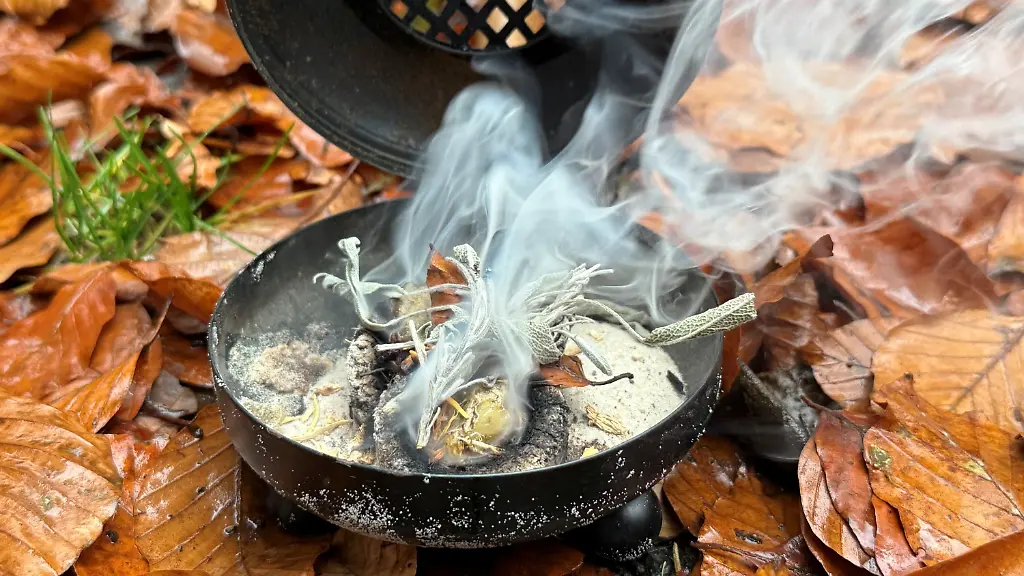 PRODUKTION-15-11-2025-NA-Gruendau-Aus-einer-Schale-mit-glimmender-Kohle-steigt-Rauch-auf