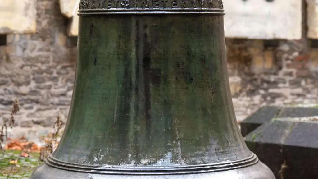 Die-1555-gegossene-Kirchenglocke-in-Muenster