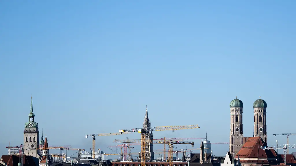 Baukraene-in-Muenchen-Im-kommenden-Jahr-koennte-die-bayerische-Wirtschaft-nach-Prognose-der-Vereinigung-der-bayerischen-Wirtschaft-wieder-leicht-wachsen