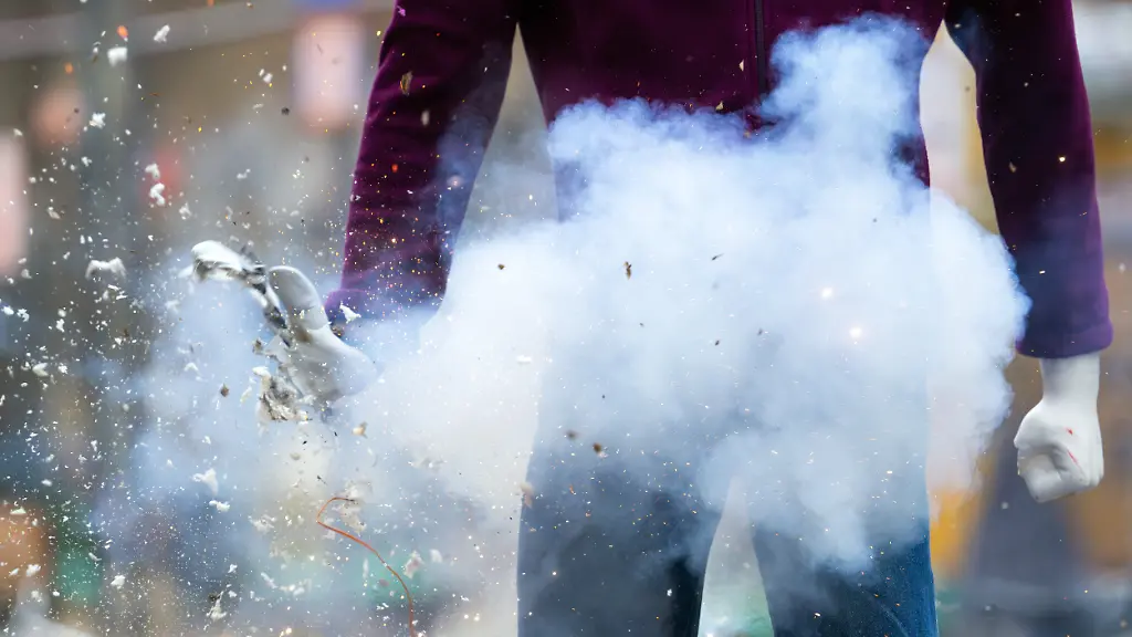 Ein-illegaler-Boeller-explodiert-waehrend-einer-Pressevorfuehrung-der-Berliner-Feuerwehr-in-der-Hand-einer-Puppe