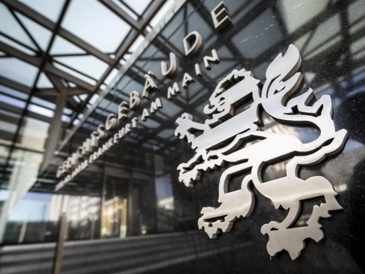 Der-Eingang-zum-Oberlandesgericht-in-Frankfurt