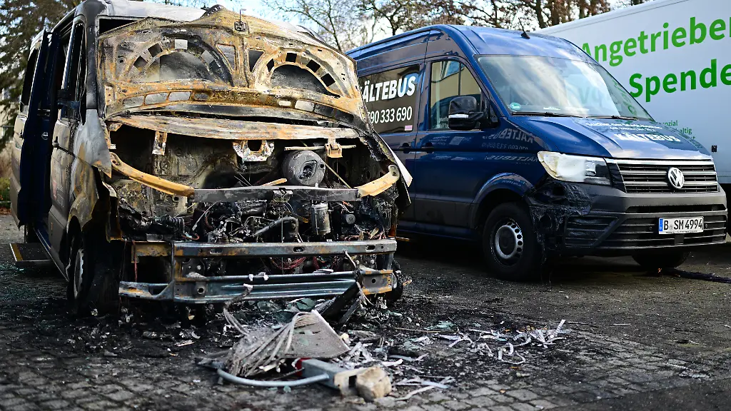 Ein-ausgebrannter-Kaeltebus-l-steht-an-der-Berliner-Stadtmission-Der-Bus-war-in-der-Nacht-zum-Sonntag-komplett-ausgebrannt-ein-zweiter-wurde-in-Mitleidenschaft-gezogen-kann-aber-noch-repariert-werden