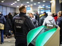 Filmreifer Einbruch mit Bohrer: Aufgebrachte Bankkunden versammeln sich vor Sparkasse in Gelsenkirchen