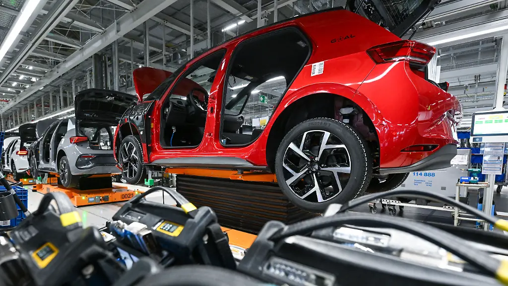 Ein-ID-3-laeuft-auf-einer-Montagelinie-im-Werk-von-Volkswagen-in-Zwickau
