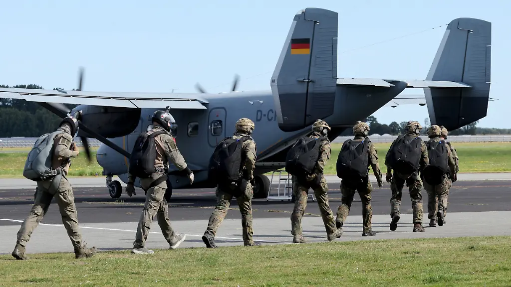 Fallschirmjaeger-aus-Niedersachsen-steigen-auf-dem-Flugplatz-Barth-in-ein-Flugzeug-um-die-Freifall-Taktische-Weiterbildung-zu-absolvieren-35-Springer-des-Fallschirmjaegerregimentes-31-aus-Seedorf-in-Niedersachsen-ueben-von-Montag-bis-Samstag-25-30-08-2026-ueber-dem-Ostseeflughafen-danach-geht-es-weiter-nach-Trollenhagen-bei-Neubrandenburg