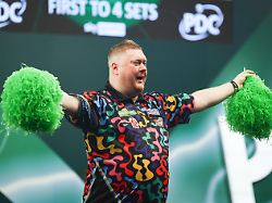 Evans und Aspinall raus: Auf einen bizarren Auftritt folgt bei der Darts-WM das Spektakel