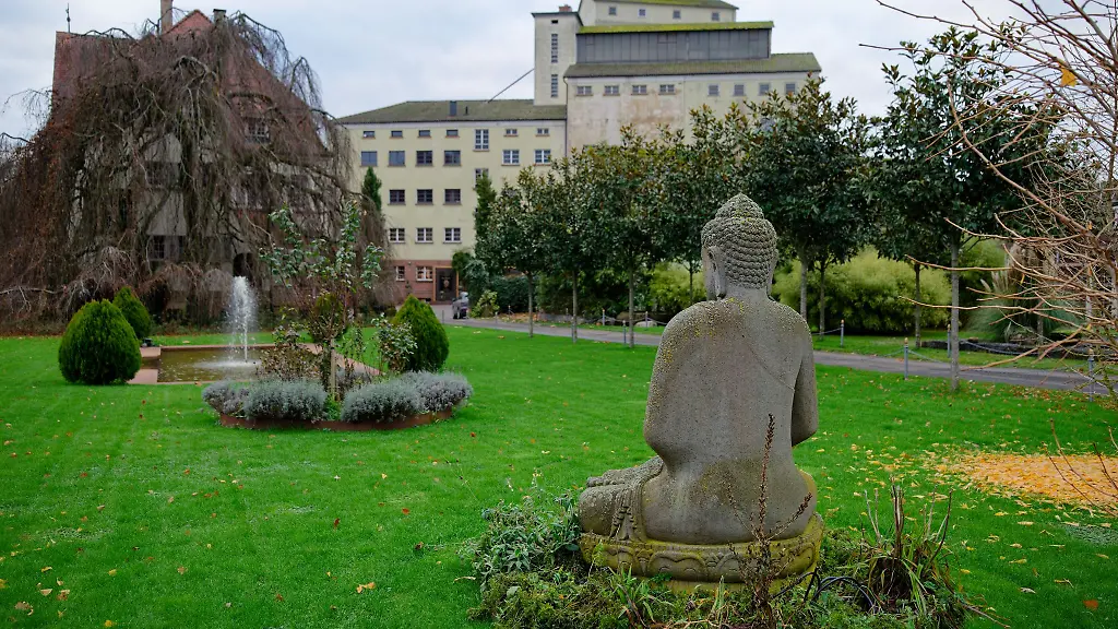 Neben-dem-denkmalgeschuetzten-Wohnhaus-koennen-Besucher-im-zwei-Hektar-grossen-Garten-spazieren