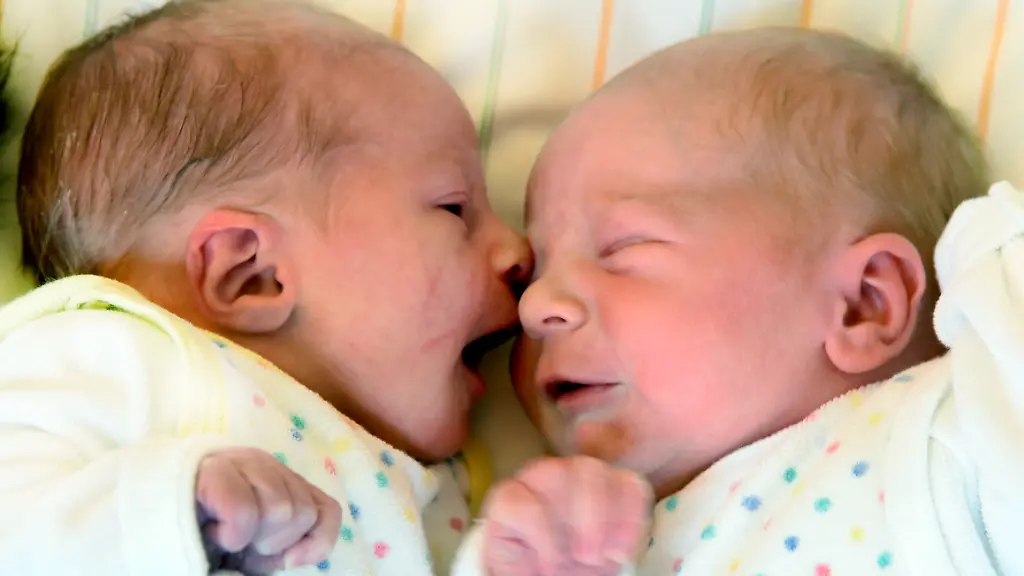 07-01-2019-Sachsen-Anhalt-Halle-Saale-In-der-Klinik-fuer-Geburtshilfe-im-Krankenhaus-St-Elisabeth-und-St-Barbara-liegen-zwei-wenige-Stunden-alte-Babys-nebeneinander-Die-Klinik-kann-im-Jahr-2018-wieder-auf-ein-Babyhoch-zurueckblicken-So-erblickten-nach-2221-Neugeborenen-im-Jahr-2017-im-vergangenen-Jahr-130-Erdenbuerger-mehr-das-Licht-der-Welt-In-der-Saalestadt-Halle-werden-jeden-Tag-um-13-Uhr-alle-Neugeborenen-des-Vortages-vom-Turm-mit-dem-groessten-Glockenspiel-Europas-auf-dem-Marktpatz-nach-einem-Halleluja-aus-Haendels-Der-Messias-mit-je-einem-Glockenschlag-begruesst