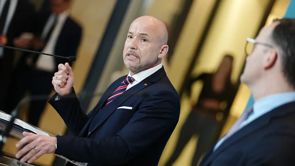 05-12-2025-Berlin-Alexander-Hoffmann-l-CSU-Landesgruppenvorsitzender-im-Bundestag-und-Jens-Spahn-CDU-CDU-CSU-Fraktionsvorsitzender-im-Bundestag-geben-nach-Bekanntgabe-der-Ergebnisse-der-Abstimmung-ein-Statement-ab-Der-Bundestag-hat-das-umstrittene-Rentengesetz-der-schwarz-roten-Regierung-mit-absoluter-Mehrheit-beschlossen