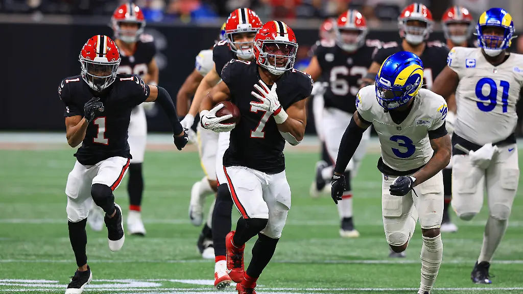 ATLANTA-GA-DECEMBER-29-Running-back-Bijan-Robinson-7-of-the-Atlanta-Falcons-breaks-free-during-the-second-half-of-the-Monday-night-NFL-American-Football-Herren-USA-game-between-the-Atlanta-Falcons-and-the-Los-Angeles-Rams-on-December-29-2025-at-the-Mercedes-Benz-Stadium-in-Atlanta-Georgia-Photo-by-David-J
