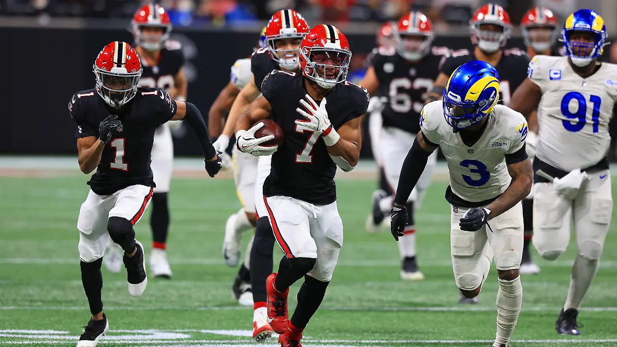 ATLANTA-GA-DECEMBER-29-Running-back-Bijan-Robinson-7-of-the-Atlanta-Falcons-breaks-free-during-the-second-half-of-the-Monday-night-NFL-American-Football-Herren-USA-game-between-the-Atlanta-Falcons-and-the-Los-Angeles-Rams-on-December-29-2025-at-the-Mercedes-Benz-Stadium-in-Atlanta-Georgia-Photo-by-David-J