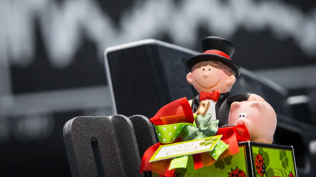 Ein-kleiner-Schornsteinfger-und-ein-Gluecksschwein-stehen-am-30-12-2014-in-Frankfurt-am-Main-Hessen-im-Handelssaal-der-Boerse-vor-der-Anzeigetafel-fuer-den-Dax-Nach-schlechten-Vorgaben-aus-Uebersee-hatte-der-deutsche-Aktienmarkt-am-letzten-Handelstag-des-Jahres-im-Minus-eroeffnet-Sowohl-an-der-Wall-Street-als-auch-an-den-meisten-asiatischen-Boersen-hatte-sich-die-Stimmung-kurz-vor-Silvester-eingetruebt