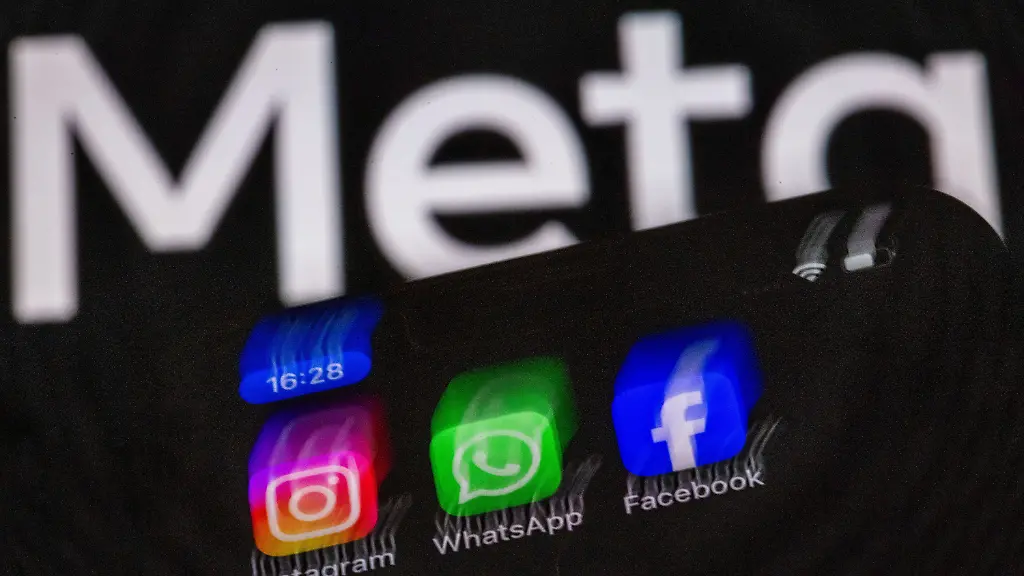 ARCHIV-16-05-2024-Mecklenburg-Vorpommern-Schwerin-Die-Apps-Instagram-Facebook-und-WhatsApp-sind-auf-dem-Display-eines-Smartphones-vor-dem-Logo-des-Internetkonzerns-Meta-zu-sehen