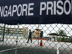 Bis zu 24 Stockschläge : Online-Betrüger in Singapur erhalten jetzt Prügelstrafe