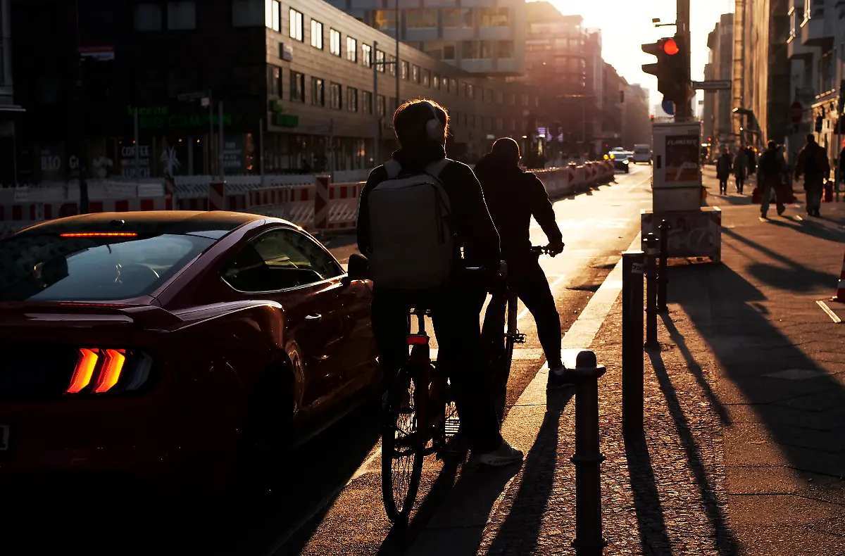 21-03-2025-Berlin-Radfahrer-stehen-im-Gegenlicht-der-tief-stehenden-Sonne-an-einer-Baustellenampel-und-warten-auf-Gruen-Die-vielen-Baustellen-in-der-Hauptstadt-sind-auch-fuer-Radler-ein-Problem-und-schaffen-gerade-fuer-diese-oft-zusaetzliche-Gefahrensituationen