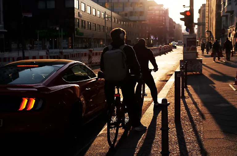 21-03-2025-Berlin-Radfahrer-stehen-im-Gegenlicht-der-tief-stehenden-Sonne-an-einer-Baustellenampel-und-warten-auf-Gruen-Die-vielen-Baustellen-in-der-Hauptstadt-sind-auch-fuer-Radler-ein-Problem-und-schaffen-gerade-fuer-diese-oft-zusaetzliche-Gefahrensituationen