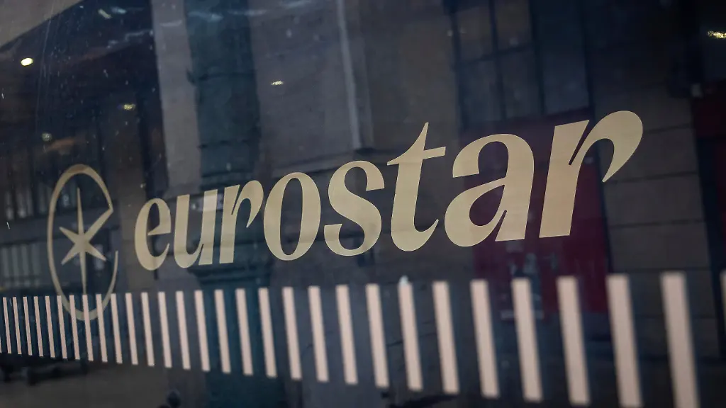 Ein-Eurostar-Zug-ist-am-Bahnhof-Gare-du-Nord-in-Paris-zu-sehen-Der-Verkehr-im-Eurotunnel-ist-durch-ein-Problem-mit-der-Stromversorgung-stark-beeintraechtigt