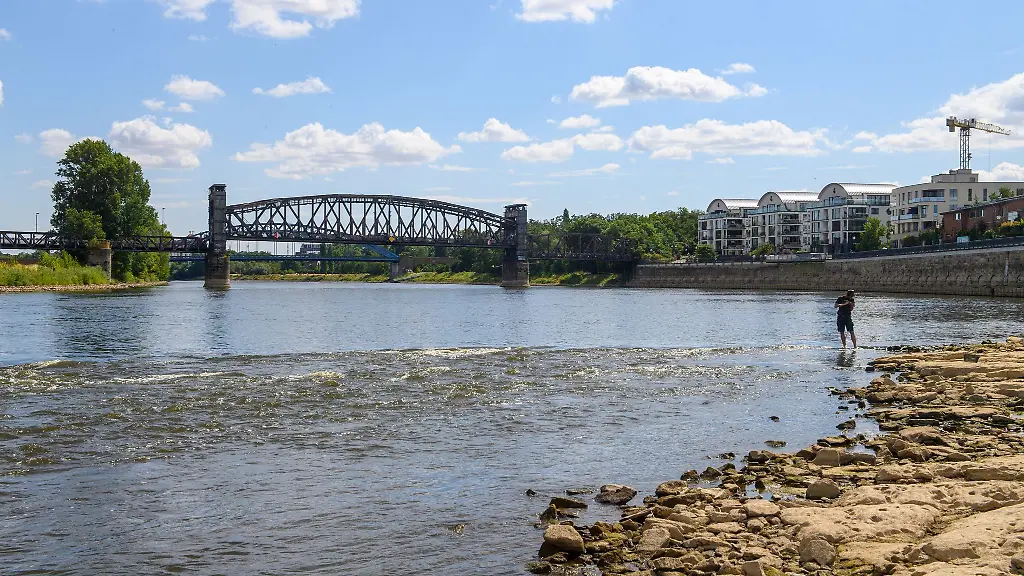 Sachsen-Anhalt-war-2025-das-niederschlagsaermste-Bundesland-In-Magdeburg-ist-die-Trockenheit-an-der-Elbe-am-Niedrigwasser-im-Sommer-haeufig-zu-erkennen