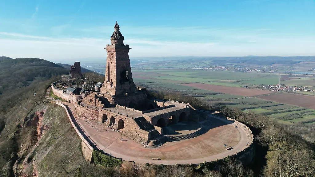 Sonnenschein-ueber-dem-Kyffhaeuserdenkmal-2025-gehoert-zu-den-sonnigsten-Jahren-die-Thueringen-bislang-erlebt-hat