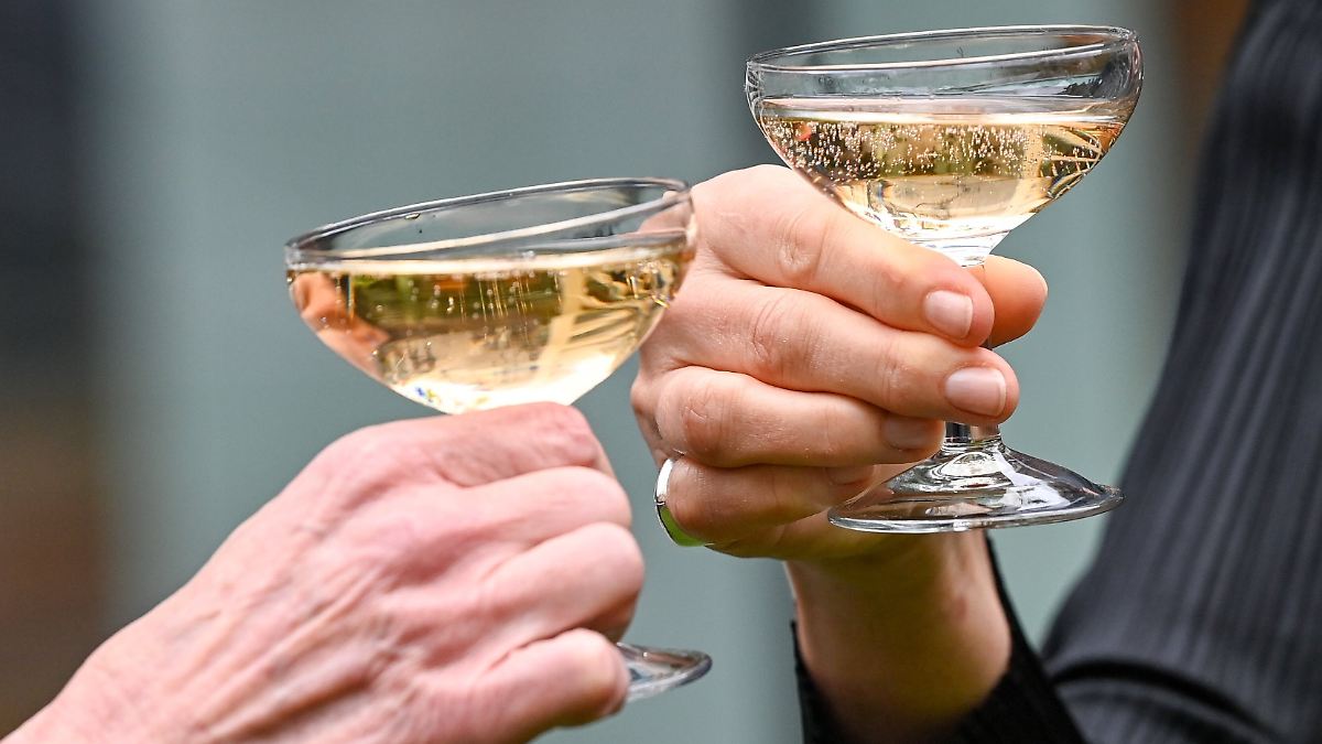 von-kutteln-bis-reparationsbier-kuriose-kater-mittel-aus-aller-welt