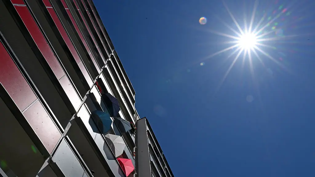 In-den-vergangenen-zwoelf-Monaten-brauchten-Menschen-eher-Sonnen-als-Regenschirme