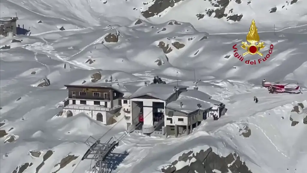 Ein-Screenshot-aus-einem-Video-zeigt-eine-Bergstation-an-einer-Seilbahn-in-den-italienischen-Alpen-Nach-einem-Unfall-an-einer-Seilbahn-in-den-italienischen-Alpen-sitzen-fast-100-Menschen-in-einem-hoch-gelegenen-Skigebiet-fest-Wie-die-Bergwacht-mitteilte-prallte-eine-Kabine-der-Seilbahn-am-Vormittag-mit-hoher-Geschwindigkeit-gegen-die-Barriere-der-Bergstation-unweit-der-Gemeinde-Macugnaga-an-der-Grenze-zur-Schweiz-Vier-Menschen-wurden-leicht-verletzt