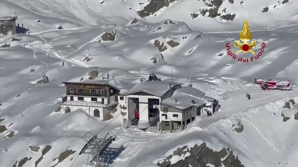 100-Skifahrer-werden-evakuiert-Seilbahn-Kabine-kracht-in-italienischen-Alpen-gegen-Bergstation