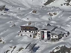 100 Skifahrer werden evakuiert: Seilbahn-Kabine kracht in italienischen Alpen gegen Bergstation