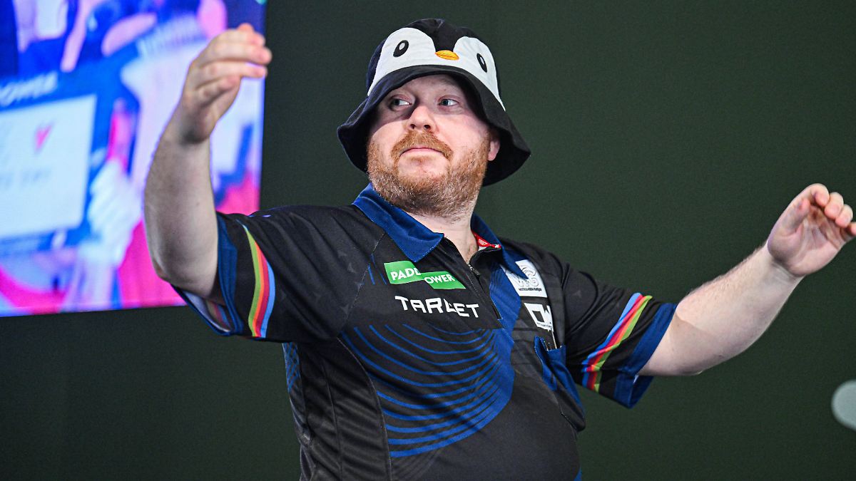 Sensationslauf-von-Justin-Hood-Pl-tzlich-ist-der-Mann-mit-Pinguin-Hut-im-Viertelfinale-der-Darts-WM