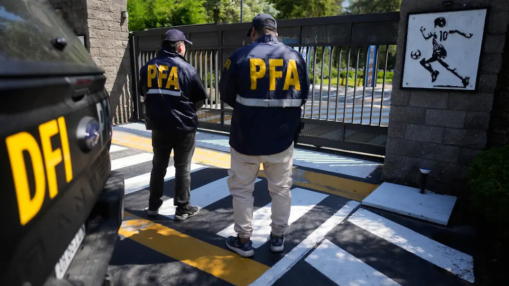 Die-Polizei-steht-vor-dem-argentinischen-Fussballverband-AFA-im-Rahmen-von-Ermittlungen-ueber-mutmassliche-Veruntreuung-und-Geldwaesche-Die-Beamten-suchten-nach-Unterlagen-zu-den-Geschaeftsbeziehungen-des-Verbands-zu-dem-Unternehmen-TourProdEnter