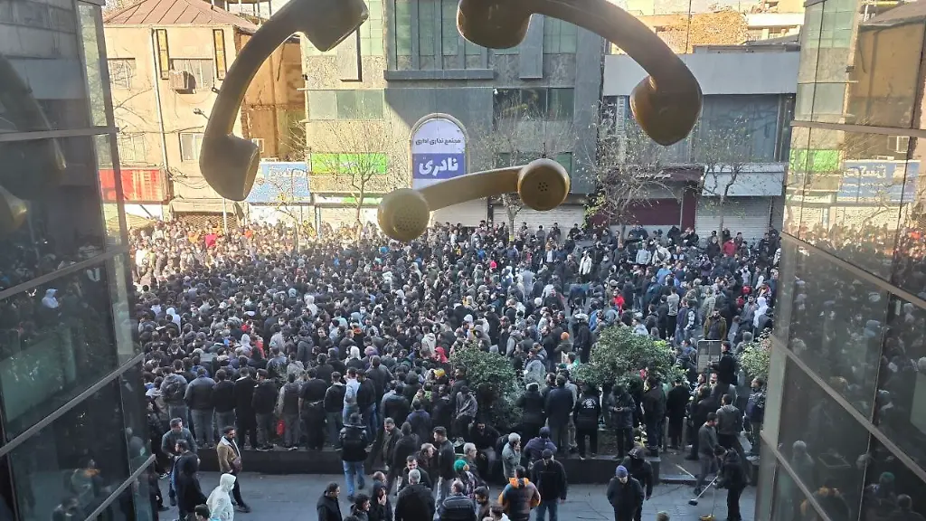 Demonstranten-demonstrieren-gegen-die-schlechten-wirtschaftlichen-Bedingungen-in-Teheran-Irans-Praesident-Pezeshkian-hat-auf-die-landesweiten-Proteste-in-der-Hauptstadt-Teheran-mit-einem-Appell-zum-Dialog-reagiert
